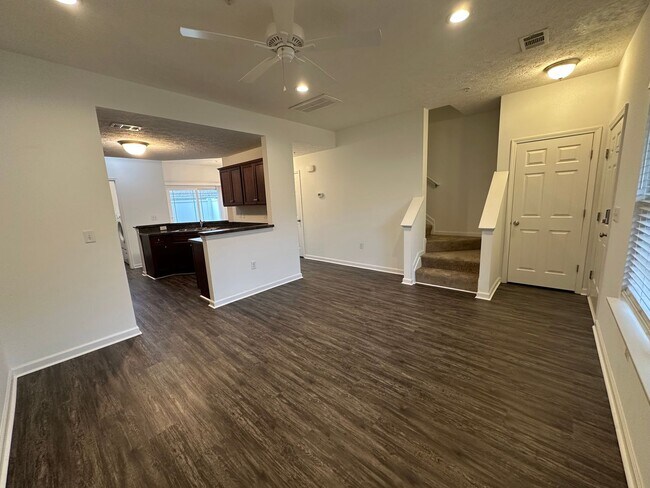 Foto del edificio - 3 BR/ 2.5 BA Townhome in Somerset Springs in Spring Hill! Club House pool, workout area, etc..