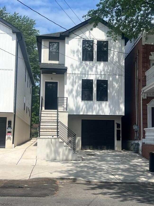 Building Photo - 5 Montclair Ave
