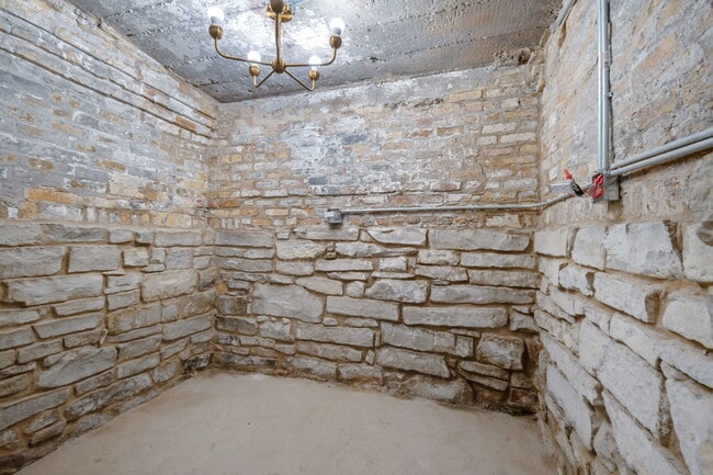 Building Photo - 2624 N Albany Ave