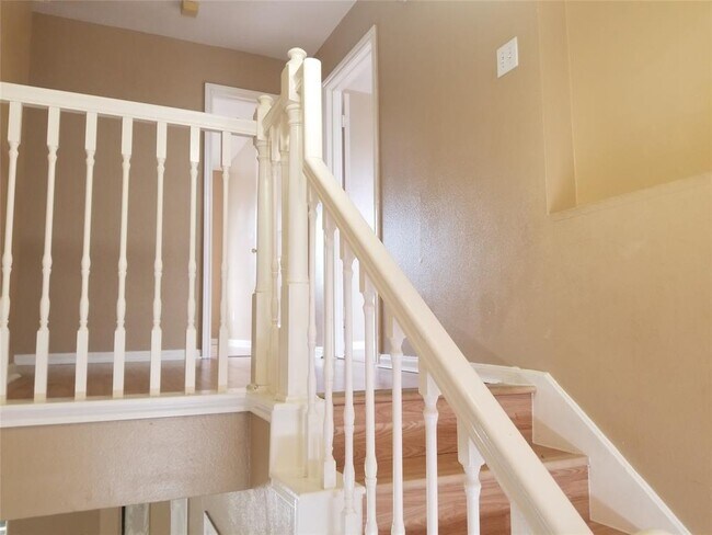 Building Photo - 5118 Littleneviss Dr