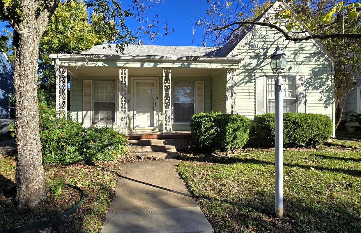 Foto principal - Updated 1940s Home with Time Period Charm