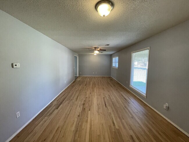 Foto del edificio - Beautiful House Located Close To Elementary / High School & Marsha Sharp Fwy!