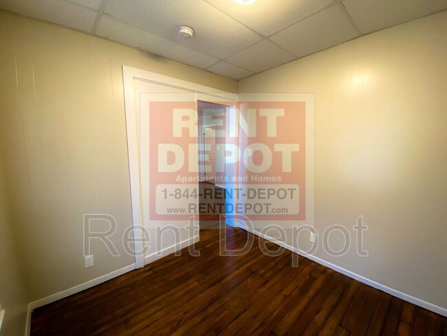 Building Photo - 1327 E Illinois St
