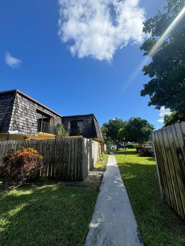 Foto principal - Charming townhouse 2 bed 2 bath in great location!