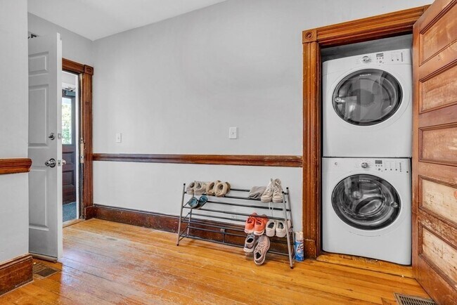 Building Photo - AWESOME MISSION HILL 6 BED/2 BATH ON SAINT ALPHONSUS ~ CENTRAL AIR