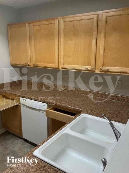 Foto del edificio - 5982 Redcliff N Ln