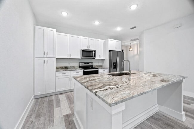 Cocina moderna, electrodomésticos de acero inoxidable. - 26382 Explorer Rd