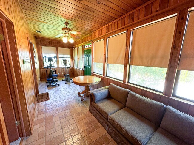 Foto del edificio - Lakefront Bungalow