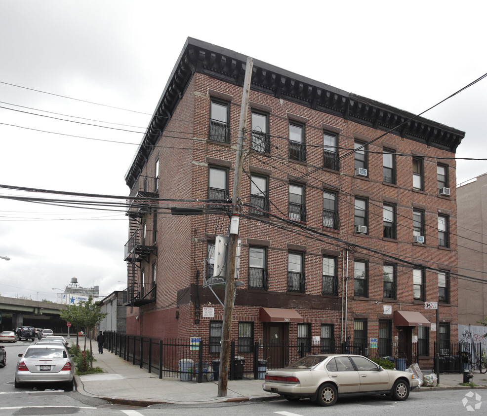 Primary Photo - 707 Henry St