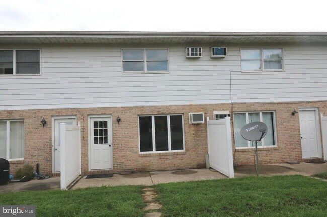 Building Photo - 241 Rowe Ave
