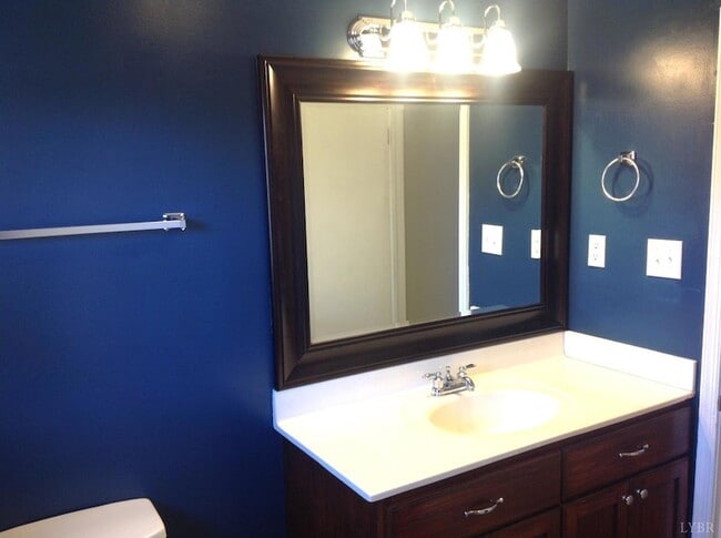 Building Photo - 1044 Ardmore Cir