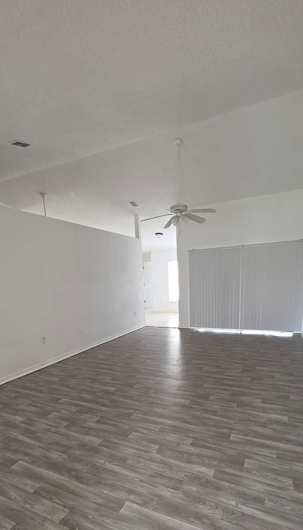 Foto del edificio - Spacious 3BR/2BA Home with Screened Patio and 2-Car Garage