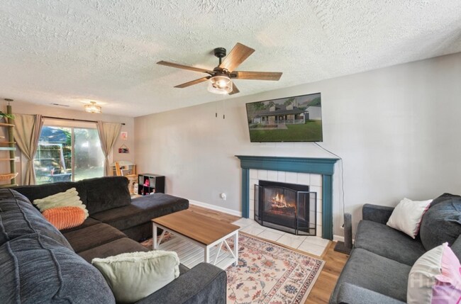 Foto del edificio - New to the market! 3/2 Home in Richmond Hi...