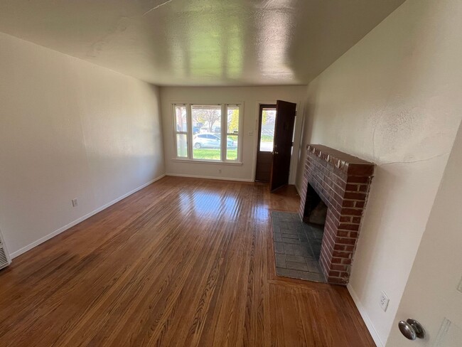 Building Photo - Oroville-3 bedroom 1 bath, 60's charmer, s...