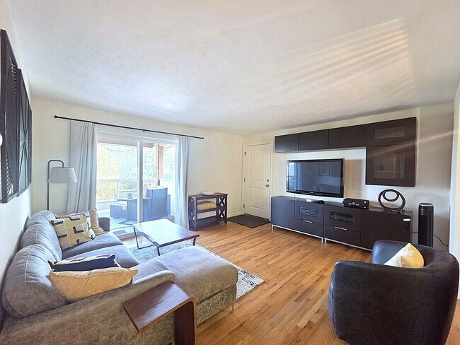 Foto del edificio - $1,950 - 2 Bed / 1 Bath Fully Furnished Condo in Secure Building in Rockwood/Manito Neighborhood