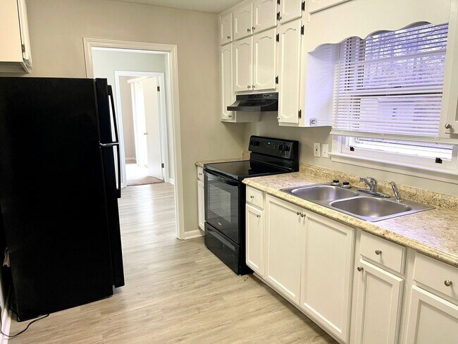 Foto del edificio - Welcome to this charming 4 bedroom, 2 bath...