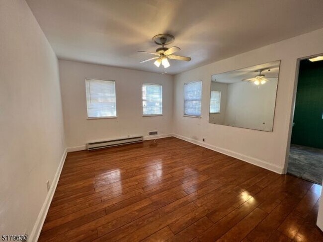 Foto del edificio - 19 Lakeland Dr