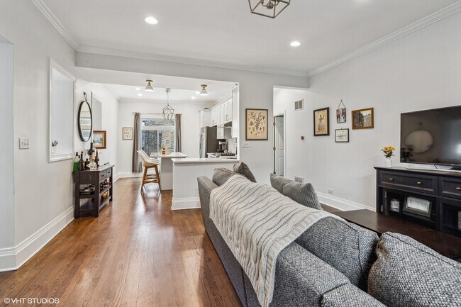 Building Photo - 905 W Lakeside Pl