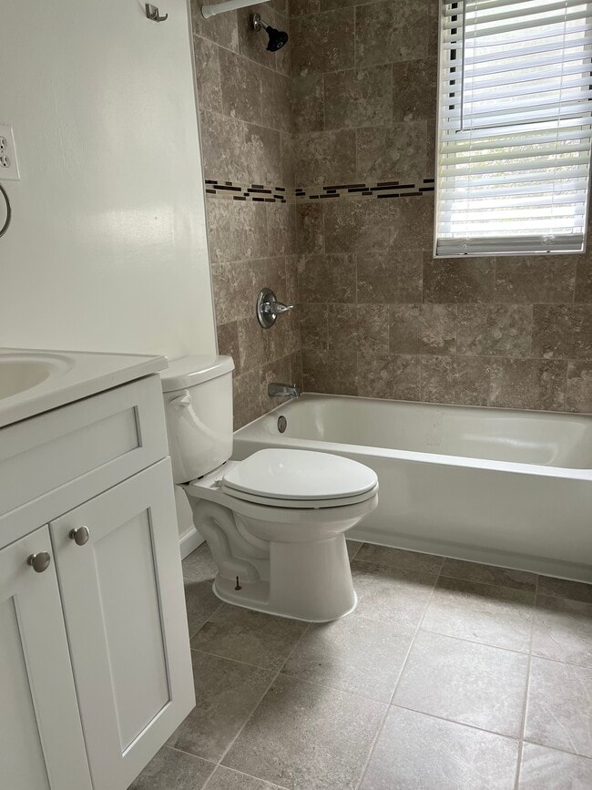 Baños con azulejos personalizados - Park Brook Gardens