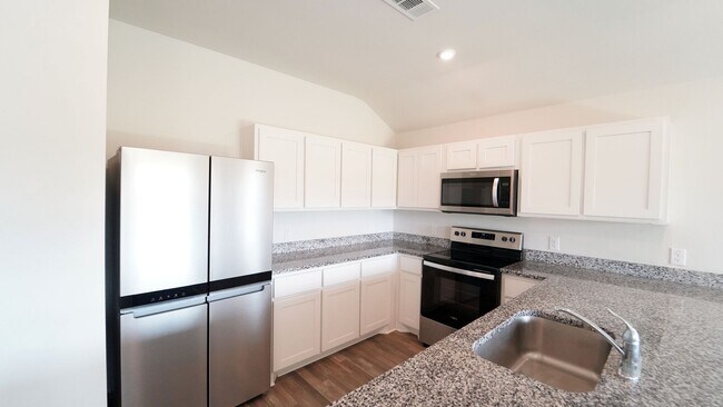Building Photo - FOR LEASE!  4 Bedrooms - 2 Baths - 2 Car Garage.