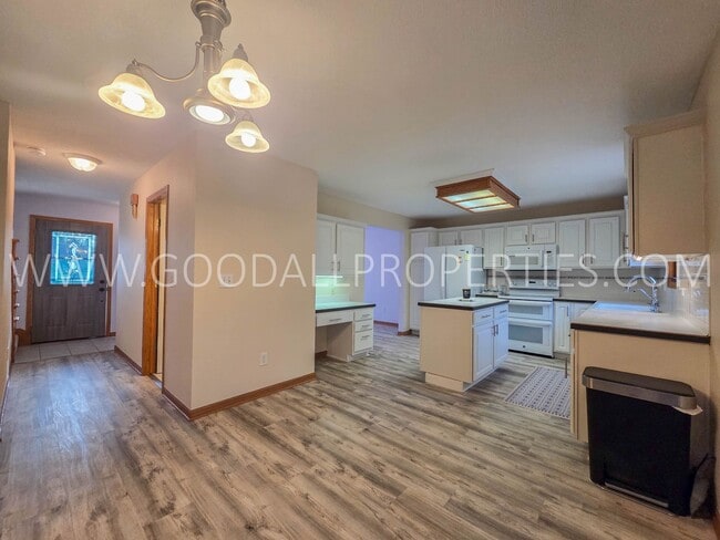 Building Photo - Comfortable Living with Ample Storage & 3-Car Garage Home in West Des Moines