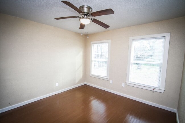 Photo - 934 Poinsettia St Apartment