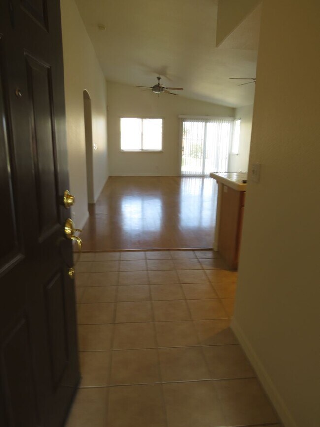 Foto del edificio - Beautiful River Oaks Single Story Corner Home Near Taylor Elementary School