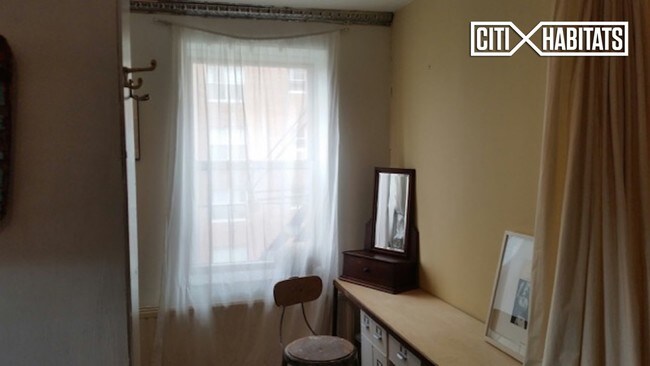Foto del edificio - 292 E 3rd St