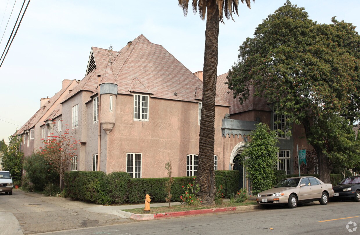 Primary Photo - Chateau Legrande Apartments
