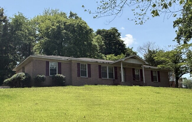 Building Photo - "Discover Comfort and Space: Charming 3-Bed, 2-Bath Home in Huntsville's Heart - 1808 Sq. Ft. of ...