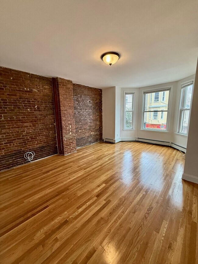 Building Photo - No Brokers Fee, In-Unit Washer and Dryer, Eat-in Kitchen, Private Deck