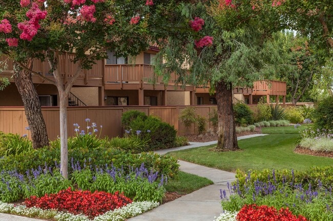 Building Photo - Red Oak Villas Apartments