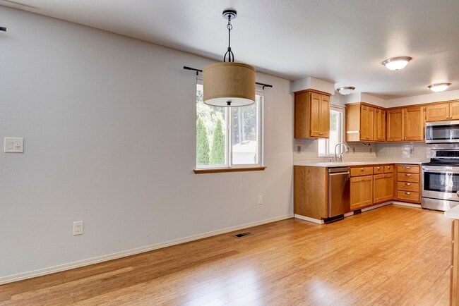 Building Photo - 3 Bed 2 Bath Home near Town