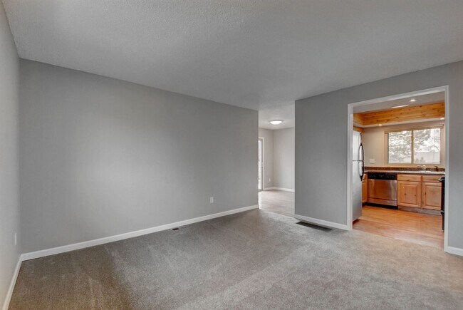Building Photo - 4 bedroom, 2 bath home with 2 car garage, ...