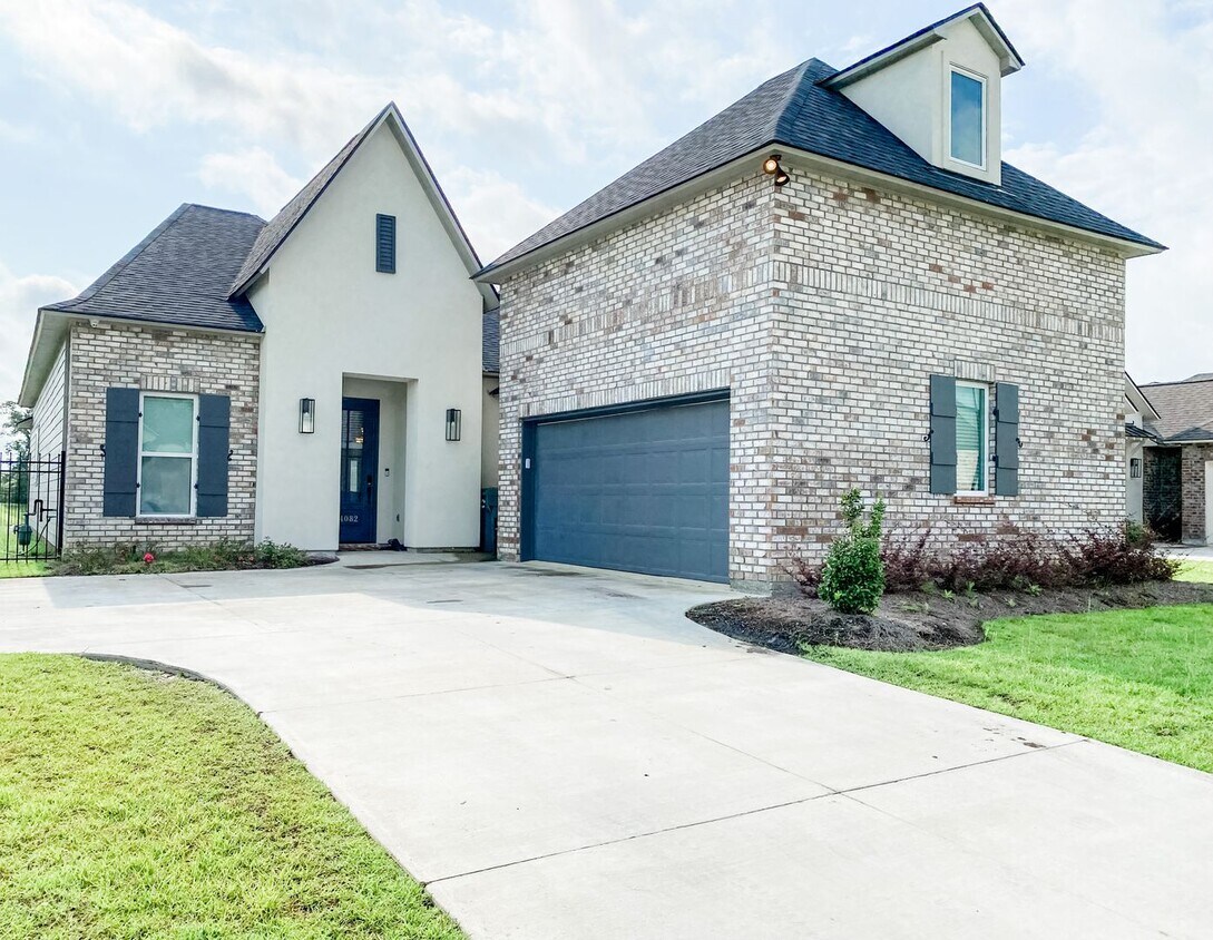 Primary Photo - Beautiful NEW 4 Bedroom plus Bonus Room fo...