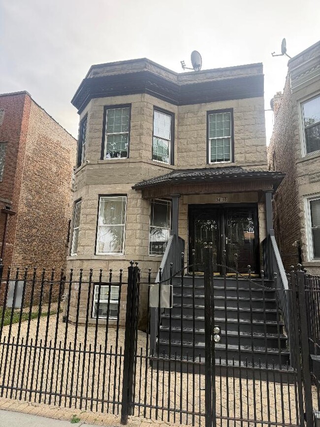 Building Photo - 3430 N Keeler Ave