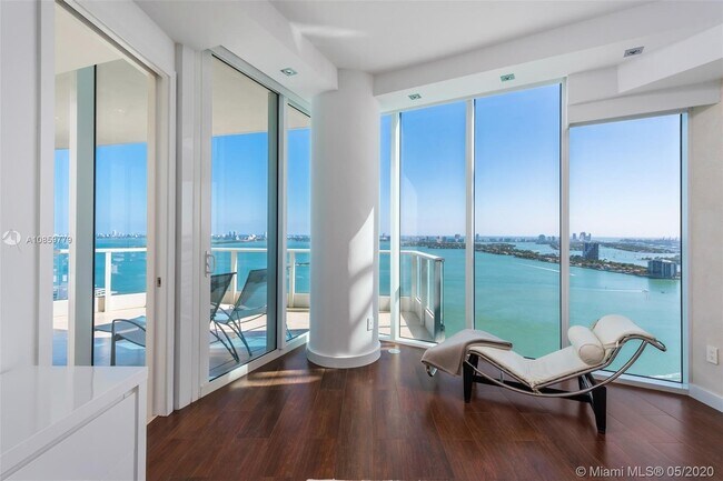 Master Bedroom - 2020 N Bayshore Dr