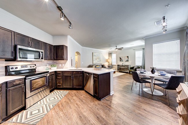 Foto del edificio - 1 br, 1 bath  - 23543 Kingsland Blvd