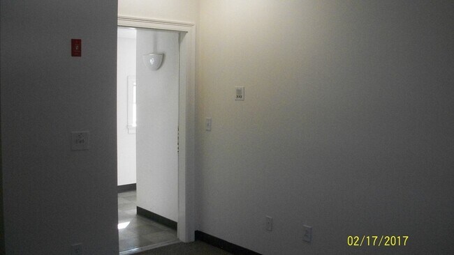 Building Photo - 32 Elm Street