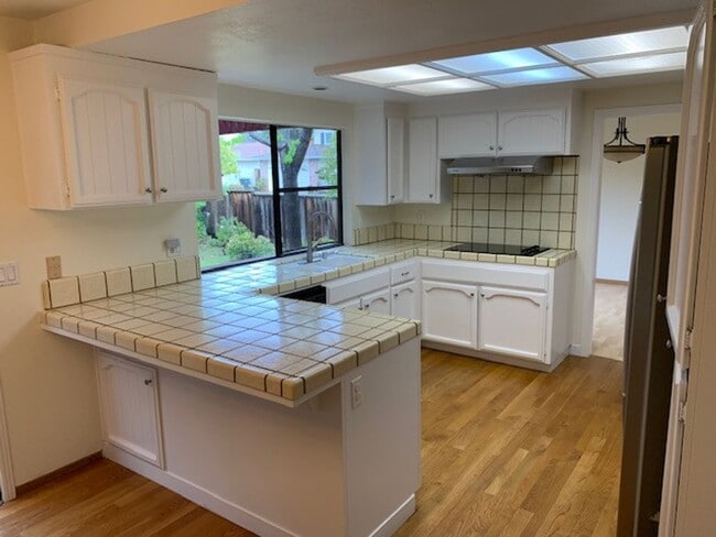 Building Photo - 4BD/2.5BA Large Cupertino Home - Available...
