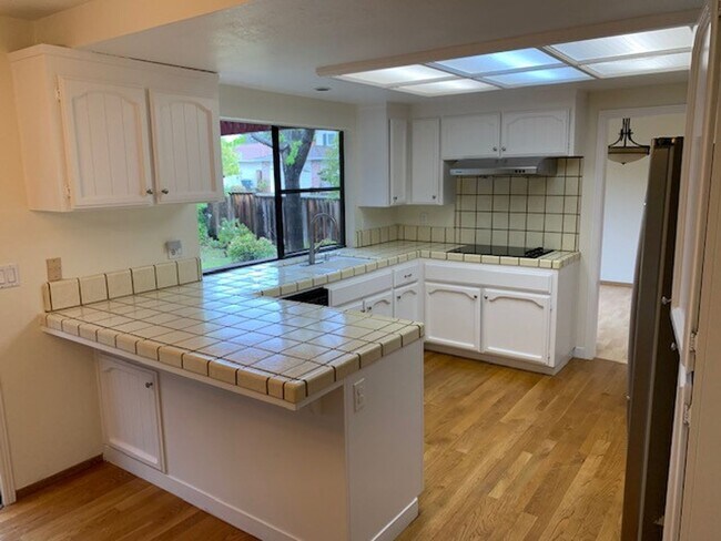 Foto del edificio - 4BD/2.5BA Large Cupertino Home - Available...