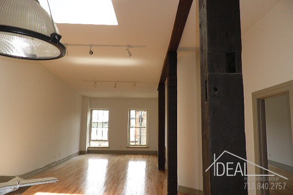 Building Photo - Spacious Studio Apartment for Rent in DUMBO!