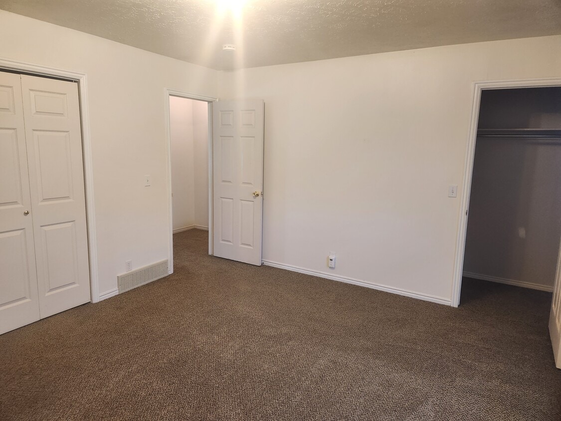Building Photo - 743 Sioux Dr