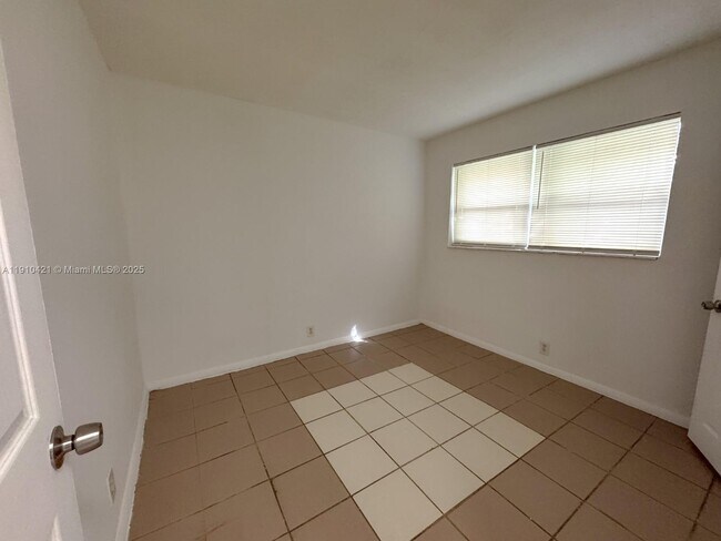 Foto del edificio - 2840 NW 15th Ct
