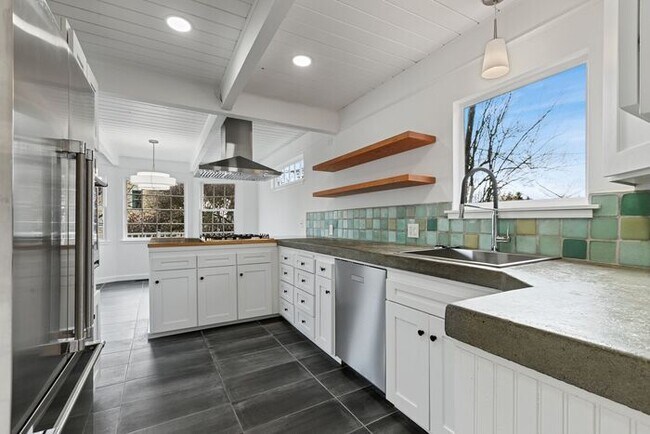 Building Photo - Classic Belvidere Craftsman w/ Air Conditi...