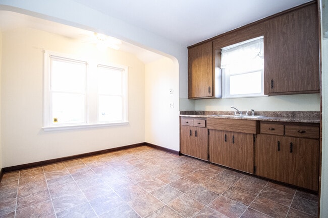 Building Photo - 423 W Capistrano Ave