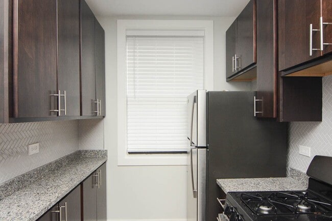 Building Photo - 721 W Brompton Ave