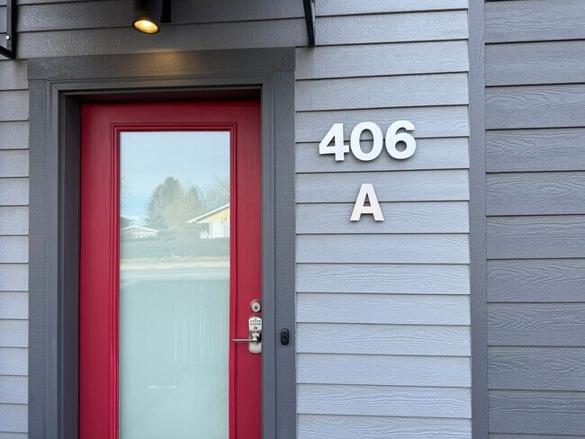 Building Photo - Fresh-Modern-Convenient 2/3/2 Twnhome