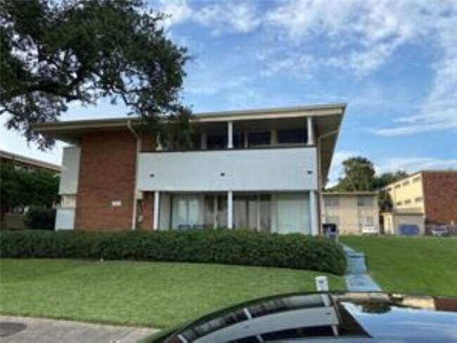 247 Opal Unit B - 247 Opal St