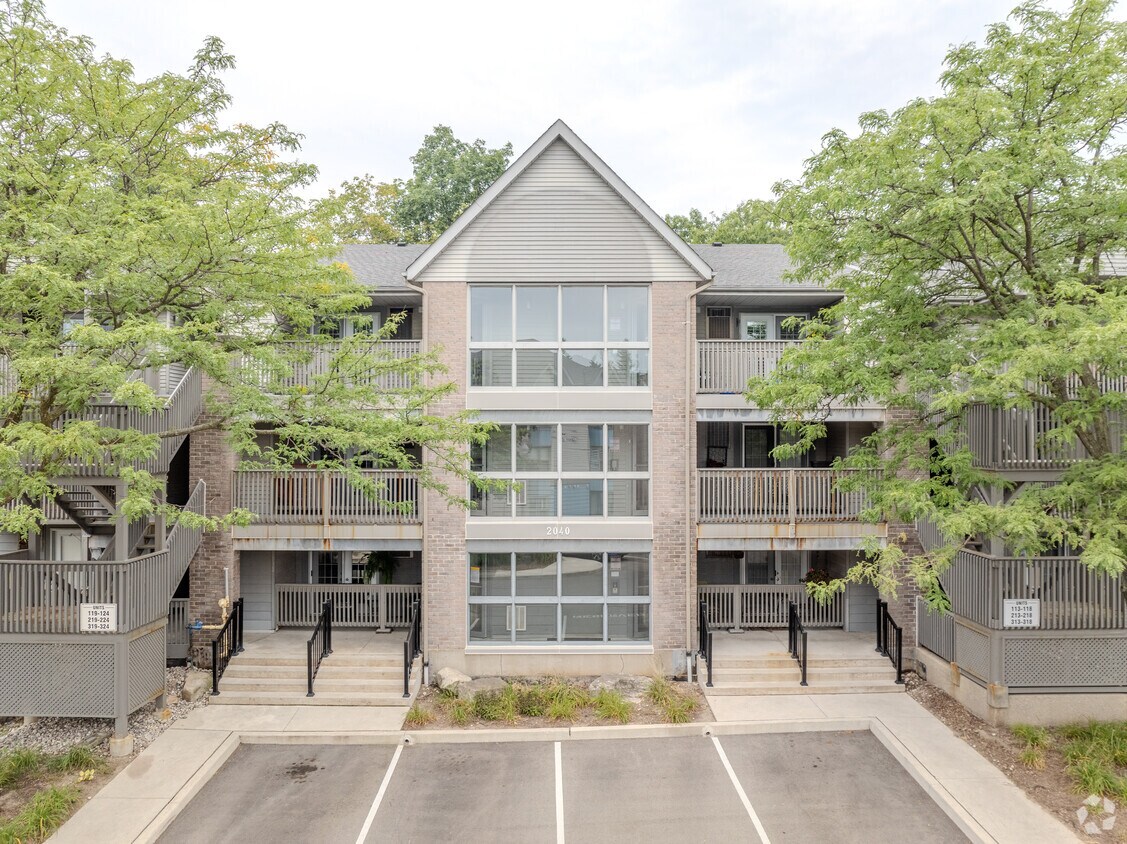 Building Photo - Forest Chase